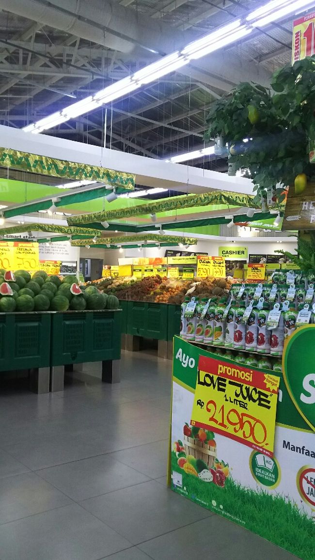 スミニャックに帰りがてらハイパーマートに寄ってもらいました。<br /><br />ここでも息子がアモさんから離れず、<br />じゃあおやつでも買って２人で休憩しててと<br />お任せしてしまいました。