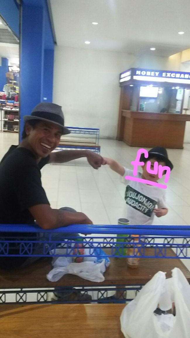 ゆっくり１周した出口にアモさんと息子を見つけました。<br /><br />何やらおかしパーティーをしていた様子。<br />すっかり懐いて楽しそう。