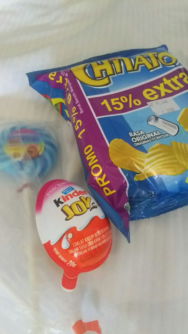 色々買った様子。<br /><br />その後ヴィラまで送ってもらい、この日のカーチャーターは終了。<br />９時から半から16時半まで７時間。<br />色々回ったようでいて、全く疲れない<br />楽しいチャーターでした。<br /><br />子供の面倒見てもらってラクだったなあ～。