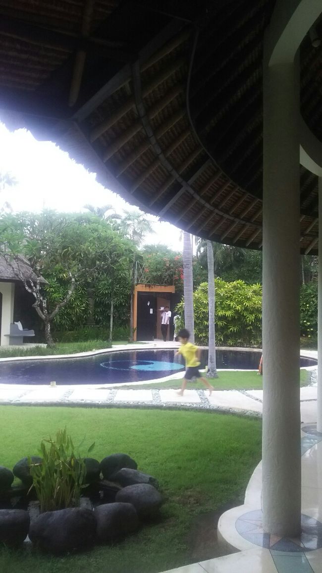 ４日目の朝。<br />いつもの様にスタッフさんが朝ご飯を用意しに来てくれました。<br />迎えに走る息子。<br /><br />この人懐こさのおかげで旅行中色々な人に可愛がられました。