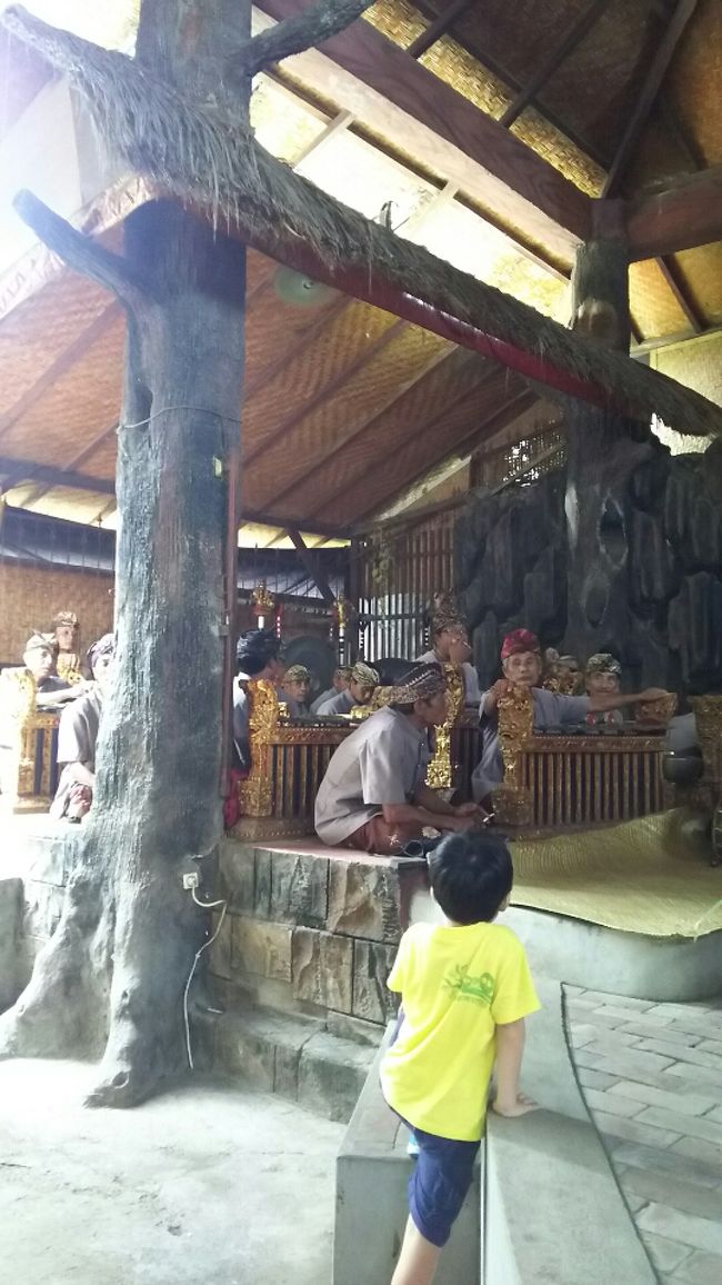 ヴィラを出発してまず向かったのはバロンが見られる劇場。<br /><br />前日にバロンが見たいと言う息子と<br />夜は早く寝かせたい私の攻防戦を聞いたアモさんが<br />朝もやっている所に連れて来てくれました。