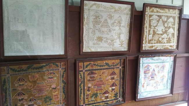 続いてバティック工房。<br />説明を聞いて、色々見てからお土産ショップ。<br /><br /><br />気に入るものがなくてスルー。<br />ごめんね、頑張って！