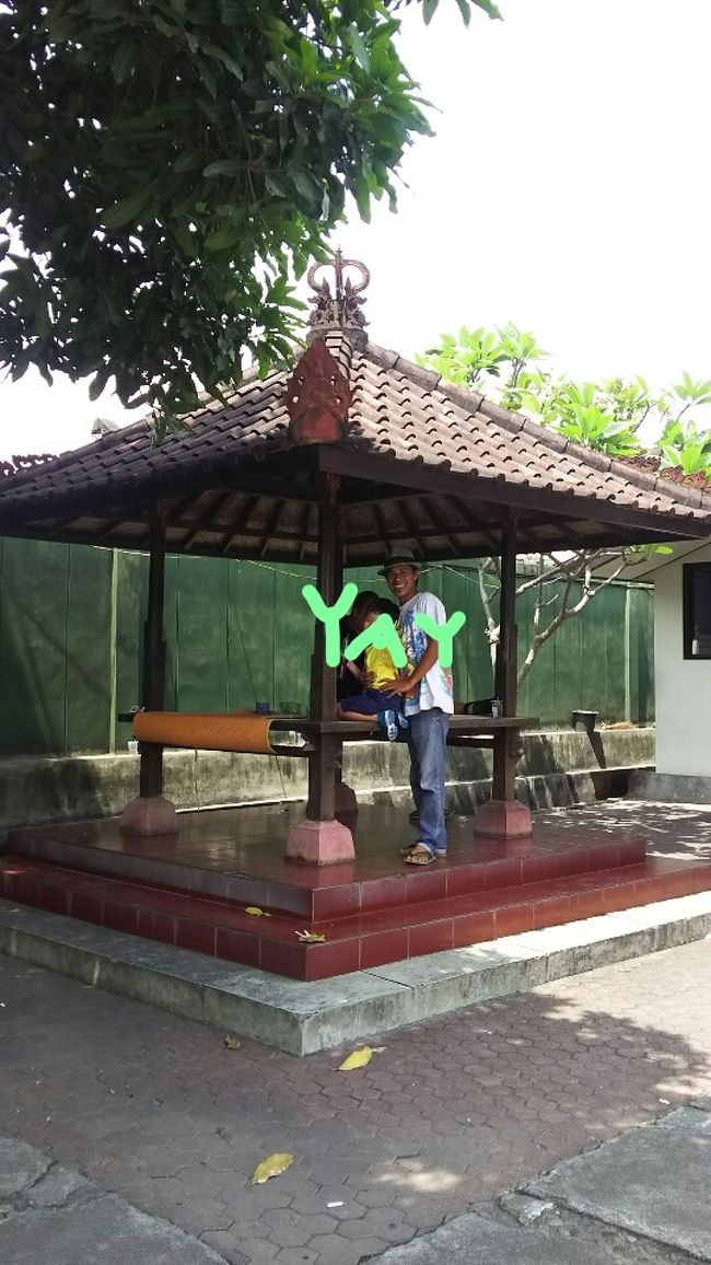 買い物に興味がない息子はスタッフさん休憩所にお邪魔してました。<br /><br />ガードマンのおじさんにウルトラマンの本を見せて<br />あーだこーだ言っていた様子。<br /><br />お約束の甘い紅茶もちゃっかりもらってご満悦。<br />