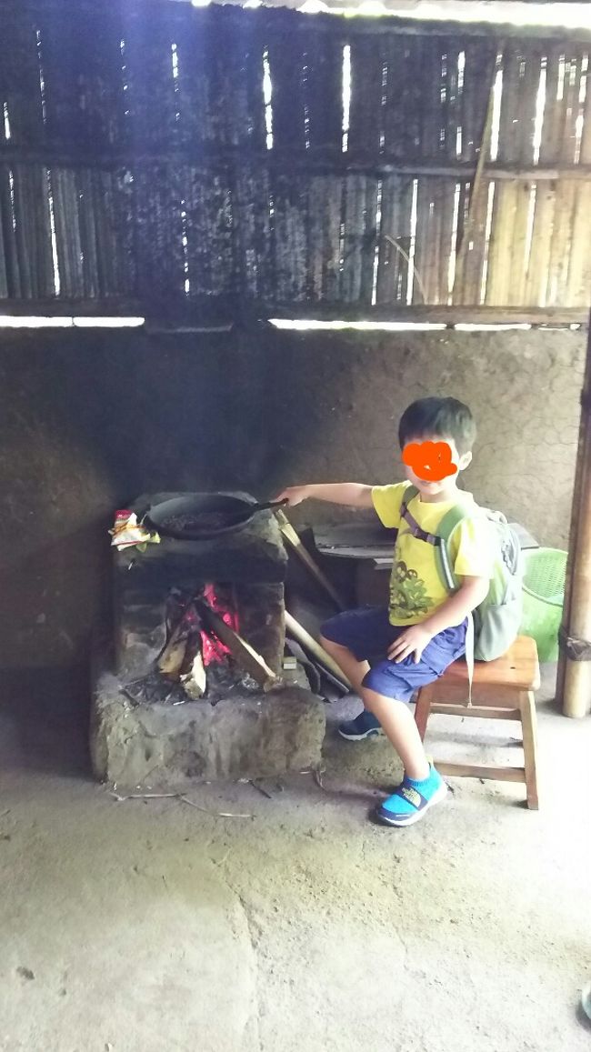 そうそう、これ、これがやってみたかったんです。<br /><br />傍に色んな香辛料や枝もありました。<br />息子がシナモン好きというと、一つ枝をくれました。