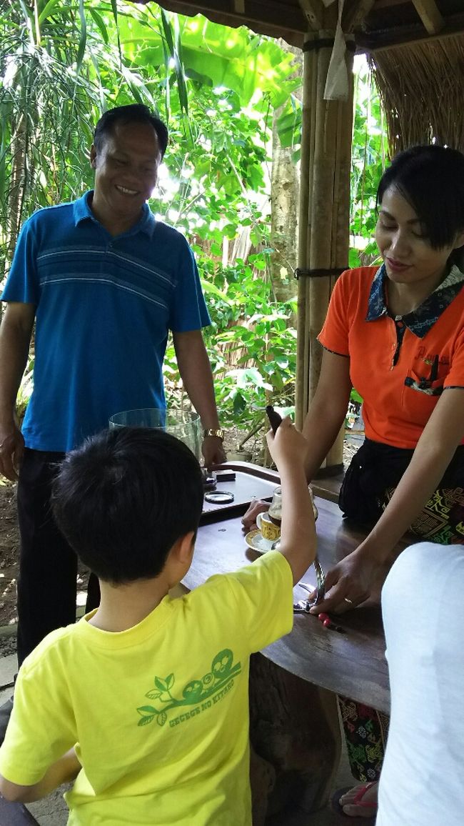 ここでも手を出す息子。<br /><br />優しく教えてくれるお姉さん<br /><br />と、そこにガハハ社長登場。<br />なんでも昔大阪にいたそうです。<br />いかにも、という雰囲気。