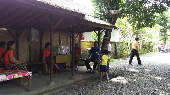 そうしてコーヒーを飲んだり、ショップを見ていた私。<br /><br />そういえば息子は?<br /><br />お姉さん達とガハハ社長が相手をしていてくれました。<br />息子が何やら言って皆大笑い。<br /><br />人見知りしない性格って得だな～