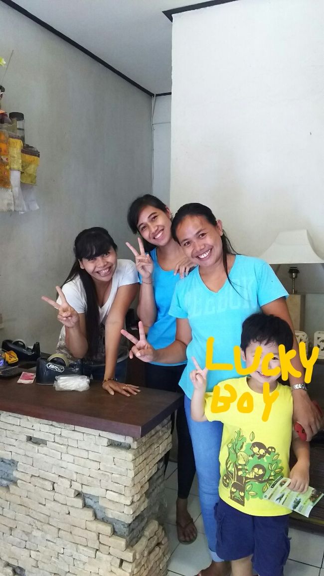 ウタマスパイスにバアバリクエストのチュンパカのオイルを<br />探しにいったものの、残念ながら品切れで、<br />途中見かけた可愛いお店に入りました。<br /><br />センスが良くて素敵な物が揃ってました。<br />バアバは念願のオイルを見つけてご満悦。<br />私もハンドメイドの虫よけスプレーを買いました。<br /><br />ここでもお姉さんに囲まれる息子。いいなあ。