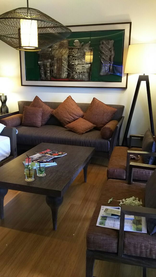 リビングスペースです。<br /><br />１つエクストラベッドを入れてもらいましたが、<br />全く狭さを感じませんでした。<br /><br />机には雑誌、沢山のクッション。ため息しか出ません。<br /><br />ここでバトラーさんがチェックインの手続きと、<br />お部屋の説明をよどみなくしてくれ、更にターンダウンの<br />スタッフさんが笑顔で登場。<br /><br />ターンダウンといっても、お布団をすこーしめくるだけ。<br /><br />なんかもう、助けて～