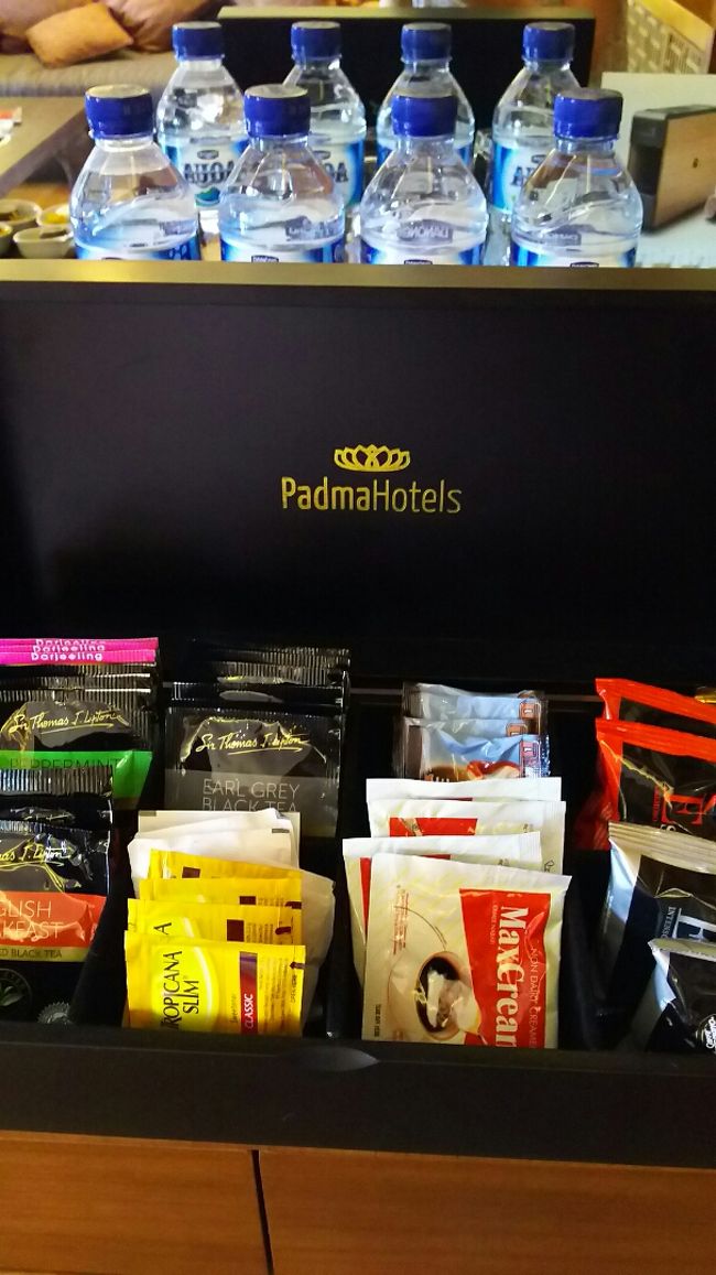 お茶類はこちら。エスプレッソマシンと湯沸かしポットがありました。<br />小さめのミニバーには無料のジュース２本とビール２缶。<br /><br />少ないと思ったけど、飲み物はいつでもラウンジで飲めるので、<br />結局ジュース１本しか開けませんでした。