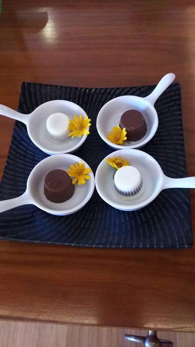 ウエルカムチョコ。<br />こういうお花の飾りがバリの人の細やかな心配りを表しているよう。