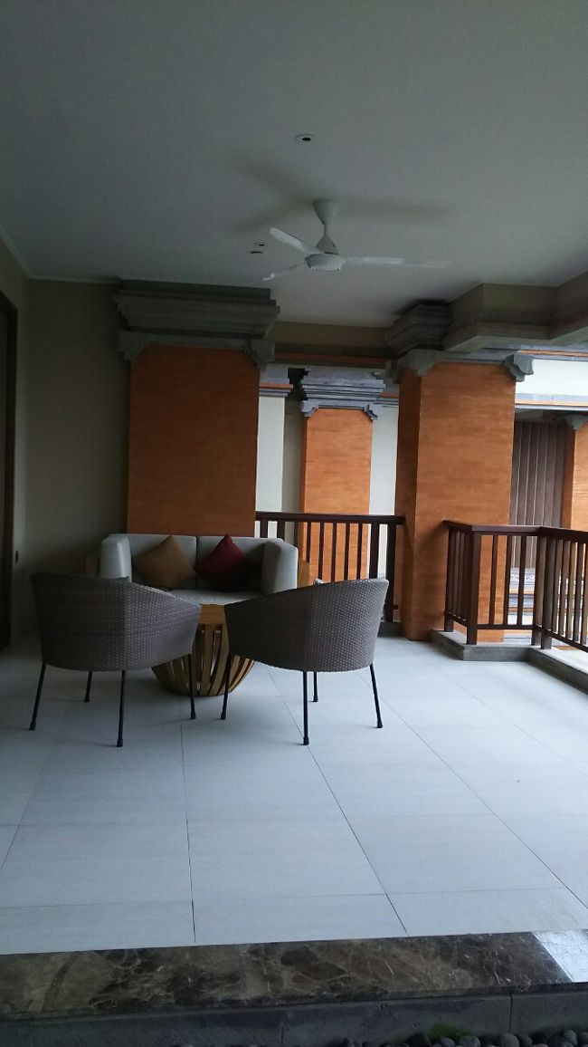 リビング側のバルコニーは<br />バアバのリラックススペースとして<br />読書の時間を素敵に演出してくれました。