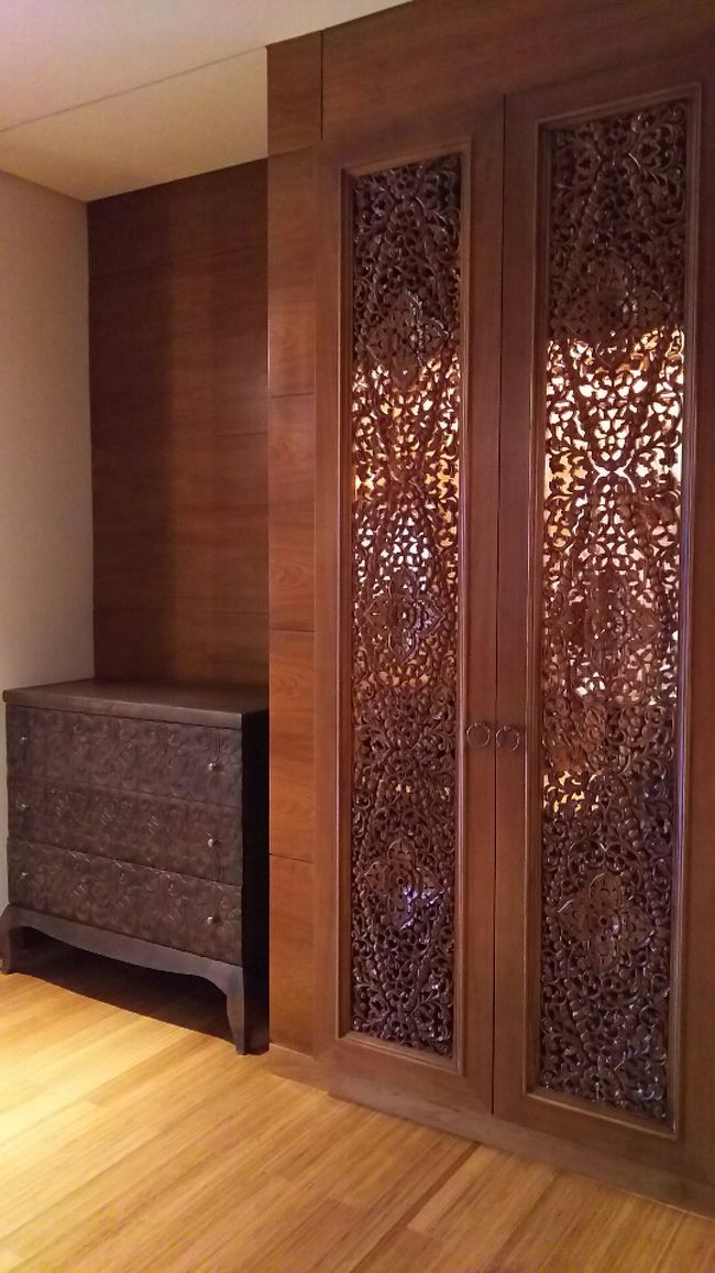 入口スペースにあるチェストとクローゼット。<br />木彫りの透かしドアが美しいです。