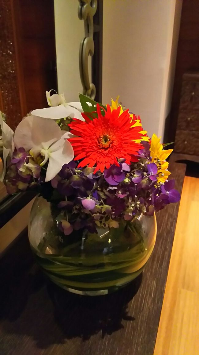 大きな鏡の前にフラワーアレンジメントも。