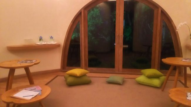 スパ後はこちらのリラクシングルームに案内してくれます。<br /><br />デトックスウォーターも置いてありますが、<br />新しいジンジャーティーも持ってきてくれました。<br /><br />一緒にスパの受付に言ったバアバは<br />息子がマッサージを受けている間、こちらに案内してもらい、<br />揺り椅子でお茶タイムをしていたそうです。<br /><br />ありがとうございます。