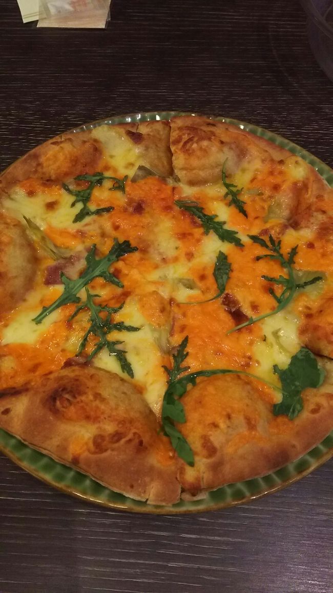 あんまり素敵なホテルで緊張したのもつかの間。<br />スタッフさん達の温かい笑顔ですっかりリラックス出来ました。<br /><br />夕飯は無理せずルームサービス。<br /><br />あまりお腹が空いてなかったのでクアトロピザだけ注文しましたが、<br />それでもボリュームたっぷりで、全部食べるのが大変でした。<br /><br />冷蔵庫のビールで乾杯して、お喋りして、この日は終了。<br />皆さんのおかげでとても良い日でした。おやすみなさい。