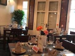ホテルにチェックインしたあとは、タクシーでお目当てのレストランに連れて行ってもらいました。ホテルから15分ほど、チップ込で50,000ドン、約250円、安い！
一応、ホテルのフロントで予約を入れてもらってから出かけたのですが、ほかのお客さんおらず、まだ早い時間だったからかな？
お店の雰囲気はいい感じ！
