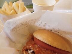 １３：１５

朝から何も食べていなかったので近くのモスバーガーへ☆

ポテトLサイズ（もはやネタです・笑）とクラムチャウダーをセットにしていただきまーす（^人^）