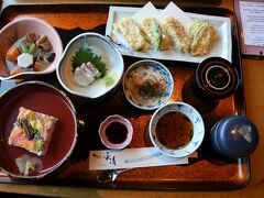 橋のたもとにあるひらせいで昼食。
岩国寿司がついたじゃのめご膳。
野菜は薄味仕立て。
昼食時間をずらしたので好いていて、待ち時間なしでで食事ができた。
このお店の2階から見る錦帯橋はお勧めです。
