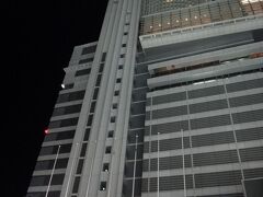 『名古屋マリオットアソシアホテル』の外観の写真。

高層ビルですね～。こちらのクラブフロアには以前宿泊したことがあります。

2017年4月17日に、アソシア ホテルズ＆リゾーツグループの6つ目のホテル
『名古屋JRゲートタワーホテル』に明日泊まります。

すでにそちらの宿泊記は完成しています↓

<④ 2017年4月17日に名古屋駅に開業した『名古屋JRゲートタワーホテル』宿泊記、
デラックスコーナーツイン（ハリウッド）32.0平米のお部屋からの眺望、
2016年9月16日に開業した『三井ガーデンホテル名古屋プレミア』＆
複合施設『シンフォニー豊田ビル』へ>

http://4travel.jp/travelogue/11235293

<⑤ 『名古屋JRゲートタワーホテル』の15階にあるレストラン【ザ ゲートハウス】
で朝食ブッフェ、2016年1月21日にオープンした『ストリングスホテル名古屋』、
TWGも飲み放題！大好評の【ニューヨークラウンジ】のアフタヌーンティーセットを
ガーデンチャペルを眺めながらいただきました>

http://4travel.jp/travelogue/11235507

<⑥ 「JRゲートタワー」の最新グルメをご紹介♪ 
私も大好きな【クリントン ストリート ベイキング カンパニー】、【サラベス】他、
東京でも行列のできる人気店が名古屋に集結！！ 
電話予約不可なので【ミート矢澤】名古屋の待ち時間は覚悟しましょう>

http://4travel.jp/travelogue/11237048