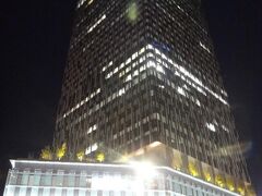 2016年3月9日に開業した商業施設『大名古屋ビルヂング』の写真。

あまりにも変わり過ぎ！非常に素敵なビルになりました。

今から『大名古屋ビルヂング』で大人気のお店で夜カフェを楽しみます。

地下1階～3階が商業施設、5階がカフェラウンジ。34階まであります。主にオフィス。

https://dainagoyabuilding.com/