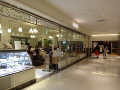 『大名古屋ビルヂング』2F

【HARBS（ハーブス】大名古屋ビルヂング店の写真。

ハーブスと言ったら名古屋ですね。
ここまで都内に店舗が増えるとは思いませんでした。でも近所にあって便利です。

ハンドメイドとフレッシュネスを追求した、フレッシュケーキ&カフェ「ハーブス」。
素材のおいしさを表現した約50種類のオリジナルレシピより、
旬のフレッシュケーキが常時13種類揃います。 
ケーキとの相性を考えた季節の紅茶をはじめ、オリジナルブレンドティやコーヒーも
ご用意いたします。ケーキとご一緒にお楽しみくださいませ。