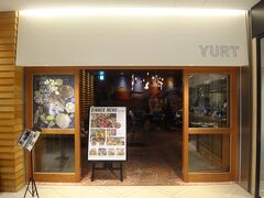 『大名古屋ビルヂング』2F

【YURT（ユルト）】の写真。

都内でもカフェ巡りが趣味の私が、名古屋へ来て一軒目に選んだお店は
こちら(^_-)-☆ああ、オシャレな居留地にある人気のカフェなんですね。
夜なのに少し待ちました。

アメリカ西海岸のナチュラルな空間と料理を楽しむカフェダイニング。
神戸旧居留地で育ったカフェダイニング「ユルト」が名古屋に初進出。
合言葉は“LOCAL&GLOBAL”。アメリカ西海岸の海辺に佇むテント小屋をテーマに、
木の温もりと心地良いゆるさ、地域に繋がりが生まれるカフェ。
西海岸コンフォートフードをベースに、BBQやデリなど素材を活かした料理や各国の
エッセンスを遊び心に。

＜営業時間＞
11:00～23:00（LO／22:00）

http://www.yurt-web.com/