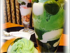 奈良公園を見終えて、新幹線に乗る為に奈良から京都に移動。
京都ではまだ時間があったので前回行けなかった都路里のパフェを食べに伊勢丹へ。
さすがお茶屋さんだけあって抹茶のアイスクリームが美味しい！
でも店内ちょっと寒い。パフェもアイスで寒い。飲み物も冷たい物しかない。
そういうわけで、皆食べ終わったらすぐ出ていくので行列だけど回転率は良いです。
さすが京都のお店だな～と感心。