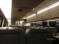 アセラEXP.ビジネスクラスの車内。
（アセラはビジネスとファーストしかありません）
新幹線のグリーン車より少し狭目のシートですが乗り心地は上々でした。