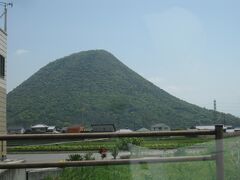 奥さんの伯父さんの家は飯野山の麓だった。