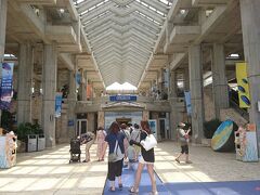 美ら海水族館到着。
入ってすぐのところで写真を無料で撮ってカードにしてくれるところがありました。
写真サイズにするにはお金がかかるようです。
