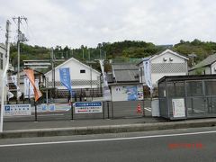 第一田之浦吹上漁協直売所を過ぎて少し行くと
むかし下津井回船問屋が目につきました。
幟がいっぱい立っているので行ってみると、
火曜日は定休日で閉まっていました。
隣に総菜屋があり、たこ飯が400円と手頃なので期待していましたが休みでした。
下津井では見るような施設はないですね。
下津井城跡があるが建物は残っていません。