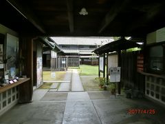 旧野崎家住宅で小休止。
まずトイレを借りました。
中に入り受付でパンフレットを貰う。
有料でした。
前に観た者もおり、自転車の返却時間が16:30と早いので
中に入るのはやめにして眺めただけで先を急ぎます。