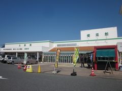 ＪＡ直売所の「愛菜館」、通り道だったのでちょっと寄りました。

時間的なこともあって商品は並んでなくて、客もまばらでした。
朝９時開店なので、明日は頑張って買い物します！。

でも、周辺には大手チェーン店舗が密集しているのには驚きました？…。