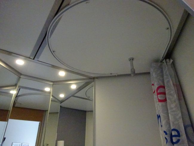 シャワーのカーテン。体が包まれるような丸型のレール。<br />どっちみちびしょびしょになるので、使用しない方が快適です。