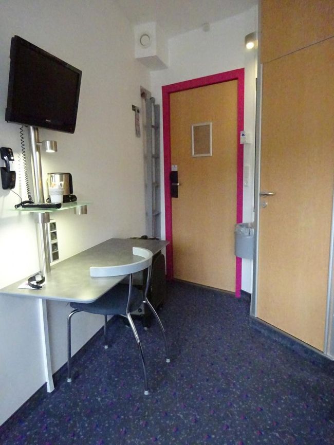 使いやすい位置に複数の電源を配したデスク。<br />コーヒー・紅茶メーカーも備え付けられています。