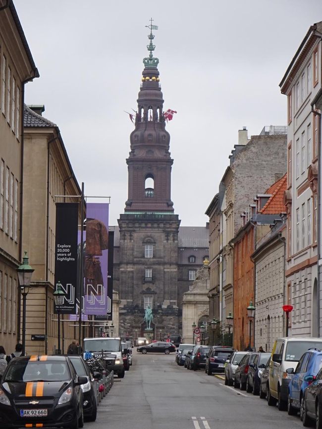 左手に国立博物館を過ぎて、クリスチャンスボー城へ向かいます。