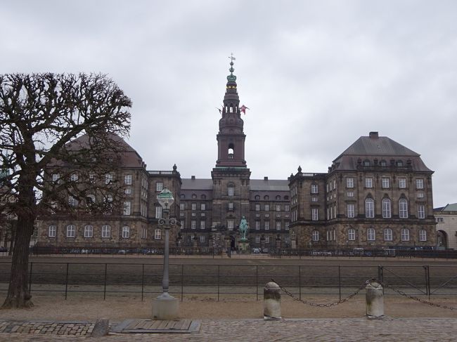 クリスチャンスボー城。<br />正面の塔を含め、いろいろな見学箇所があるようで興味を惹かれますが、今回、内部の見学は割愛します。