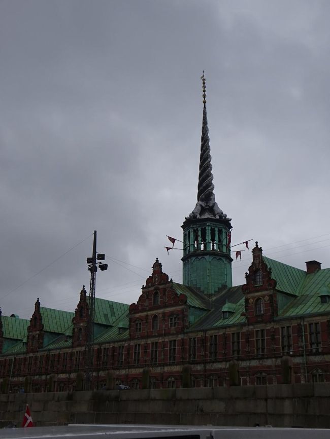 旧証券取引所。<br />ねじりまっくた屋根をもつ塔がなんとも印象的です。<br />