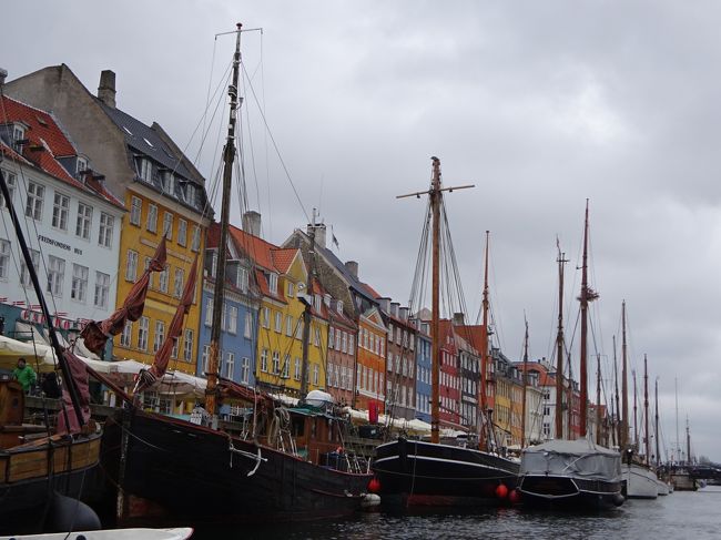 運河に沿ってカラフルな建物が並んるニューハウン。<br />お洒落なカフェなどが並んでいるらしいのですが、下船はしないで外観を眺めます。