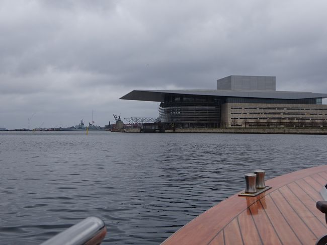 対岸にオペラハウスが見えます。<br />近代的な建物なんですね。