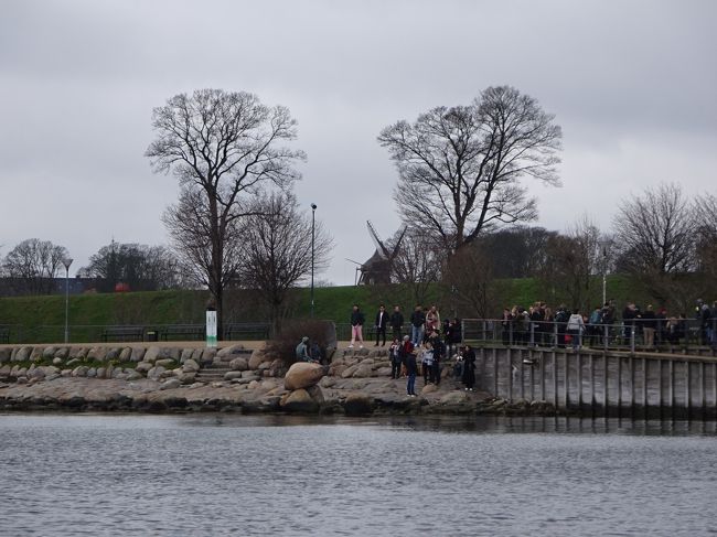 船がスピードを落とした場所・・・<br />観光客の前、こちらに背中を見せている像が、