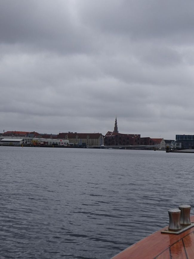 船は人魚姫の像の所で折り返します。<br />正面にクリスチャンハウン地区。