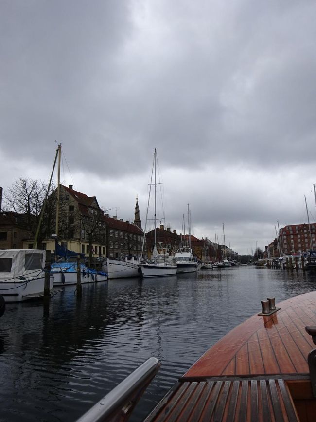 船はクリスチャンハウン地区に入って来ました。