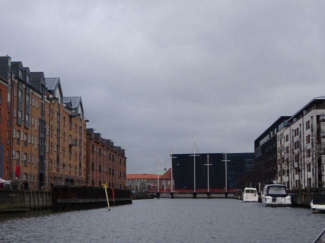 正面にブラック・ダイヤモンドこと王立図書館が。