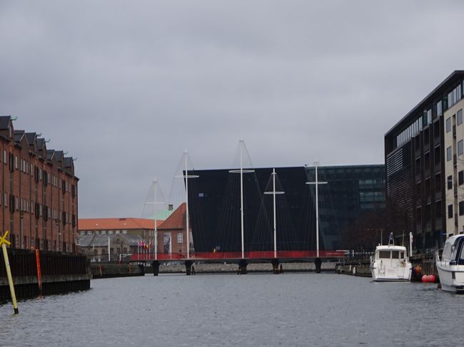 その手前の広い運河に出る部分には印象的な橋が架かっていました。