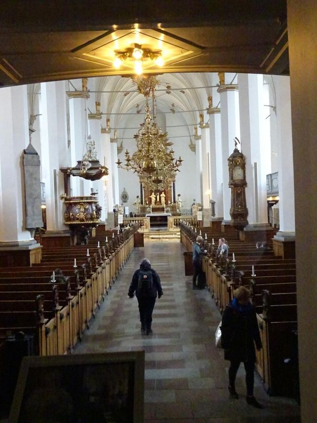 この円筒は、教会に接していて、入口近くの窓から教会内部が見えました。<br />主祭壇を正面から見る位置に窓がありました。