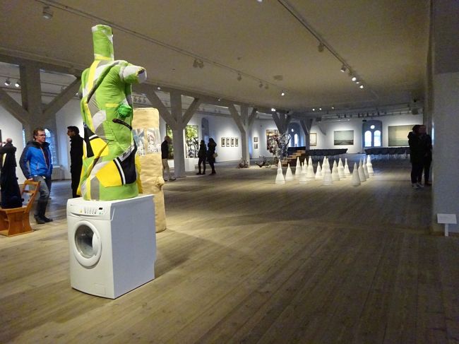 今では展示会場になっています。（現代アート？の展示が行われていました。）<br />お土産の売店もありました。