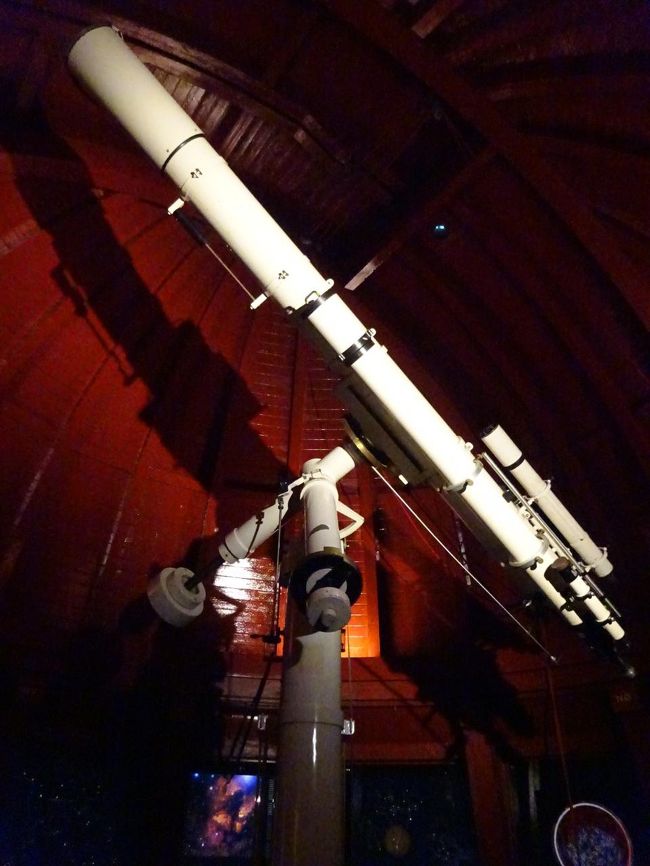 屋上のさらに上に天体観測所があるというのでのぞいてみました。<br />冬期にはこの望遠鏡（1929年製）を用いた天体観測も実施されているそうです。