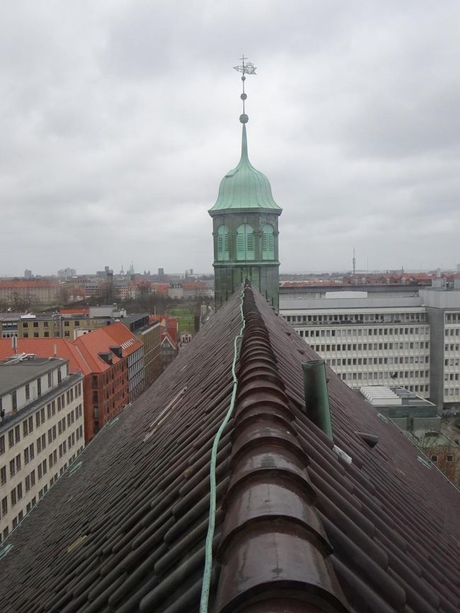 降りていく途中、教会の屋根の背の部分が見えました。