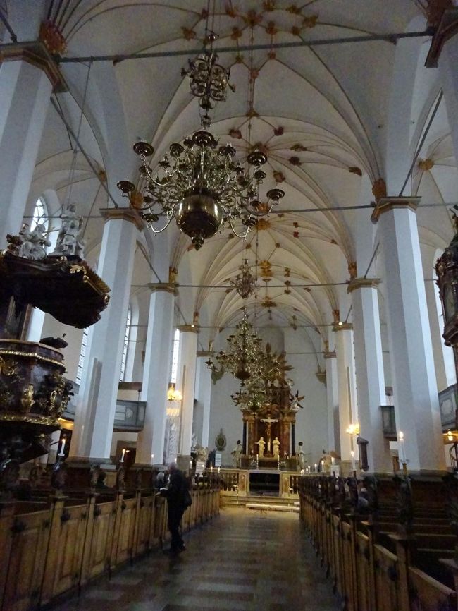 教会内部も見せていただきたかったのですが、ちょうどミサのはじまる時間。<br />信者の方々が着席されていたので、後ろから写真を撮らせていただくだけにしましょう。